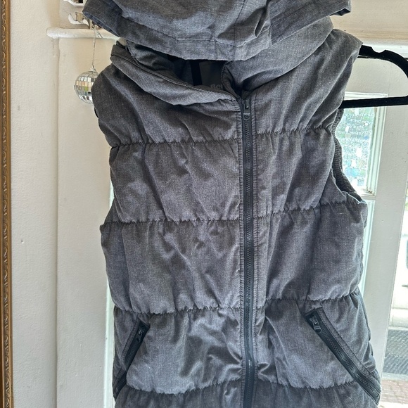 Bench Puffer Vest with Packable Hood XS - Picture 9 of 12